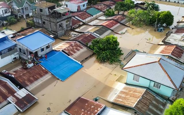 沉默24小时后，中方宣布援菲	，受灾人数超百万，马科斯被要求辞职