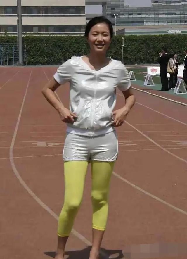 大学时光里的徐静蕾，皮肤虽说有点黑，但她绝对称得上是美女