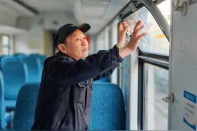 技术“大拿”41年检修临客千列“零差错”图片