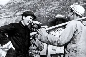 1941年毛主席遇刺，刺客将木棒狠狠抡向主席后脑，蒋泽民挥臂挡住图片