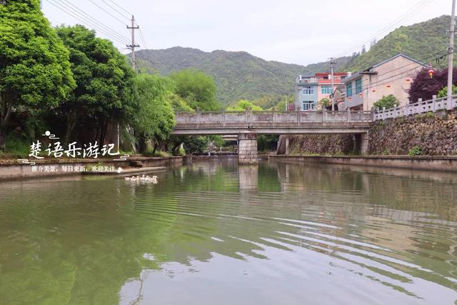 浙江宁波有一条清幽长溪，沿途3个古村犹如世外桃源，成休闲胜地