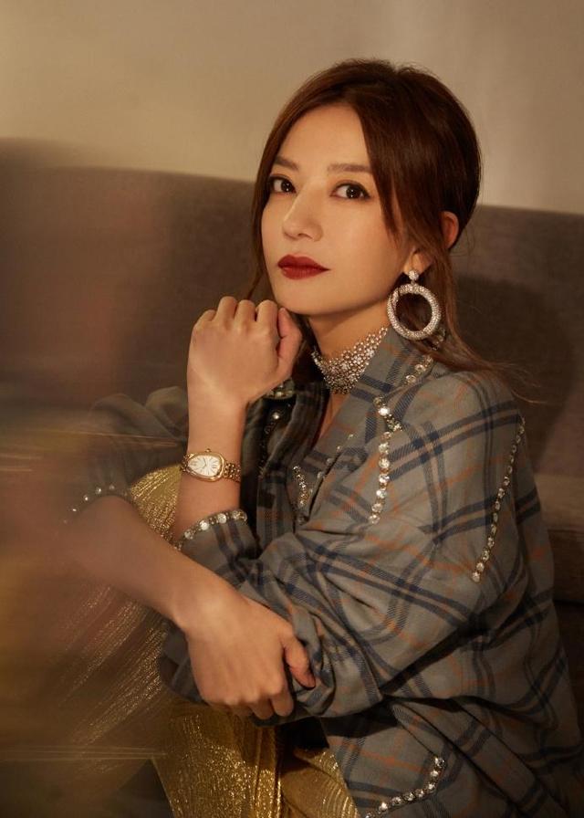 善恶终有报！49岁赵薇近况曝光，事业没了婚也离了，丑闻太恶劣