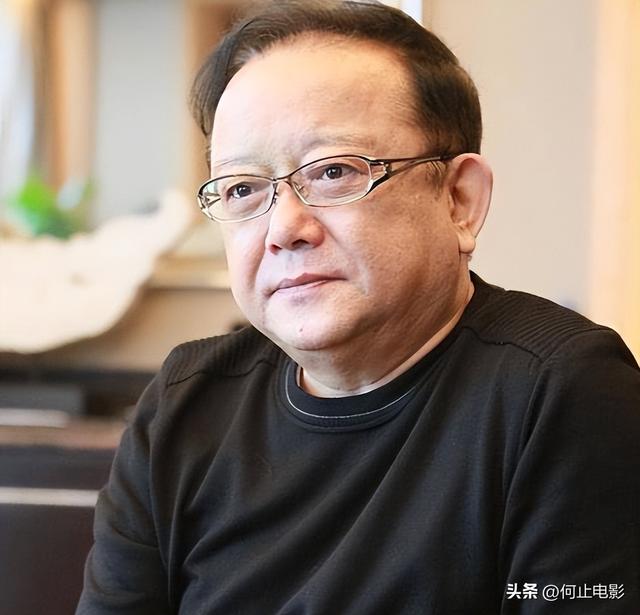 事实证明，被传卖掉上亿豪宅移民美国的王刚，已经走上另一条大道