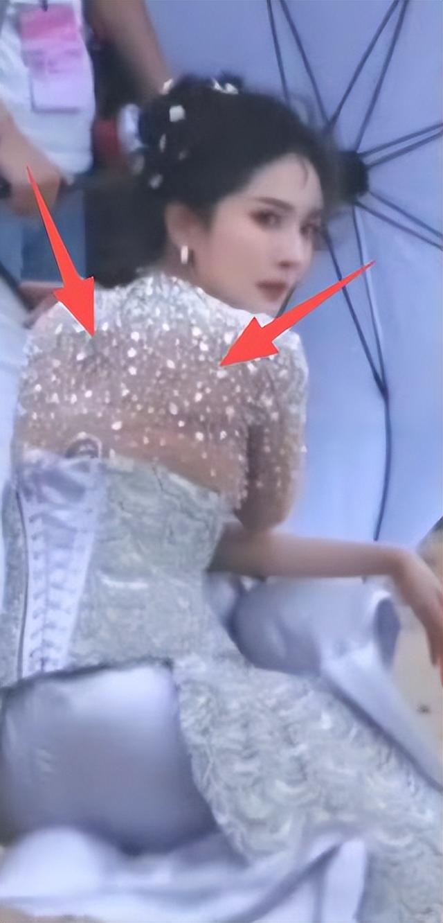 三亚红毯丑出圈，杨幂肉色内搭尴尬，关晓彤拖鞋辣眼，周冬雨驼背