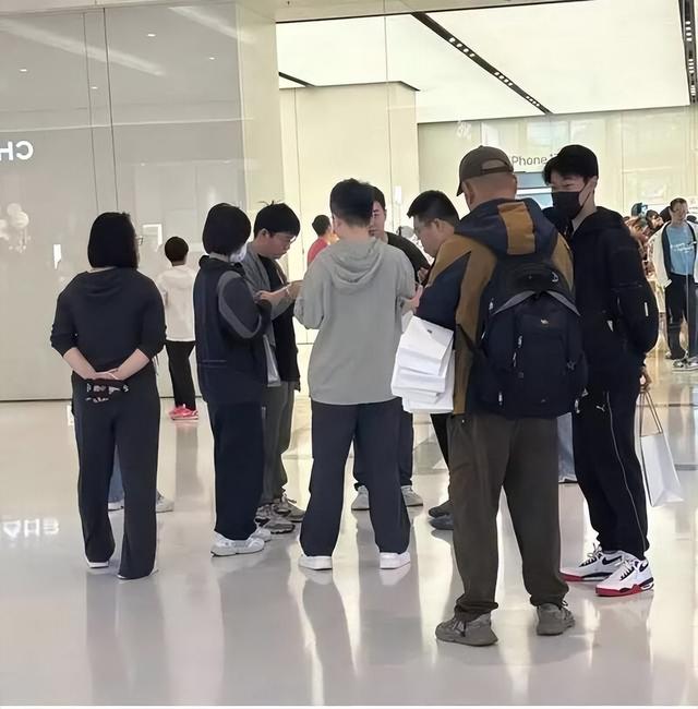 iPhone17首销冰火两重天：标准版和Max加价收，Pro版黄牛不要