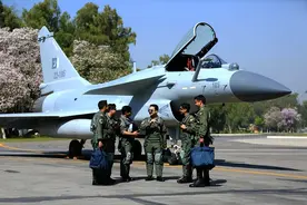 印媒慌了：印度被中国歼10从两面夹击，且无还手之力！图片