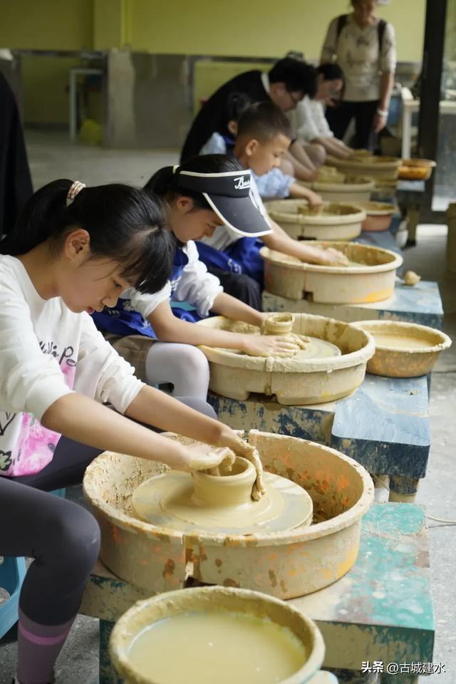 多元业态深度融合，看建水如何以创新点亮暑期市场