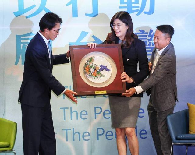 泼冷水了！洪秀柱访问大陆首次力推郑丽文，郑的做法却令人失望