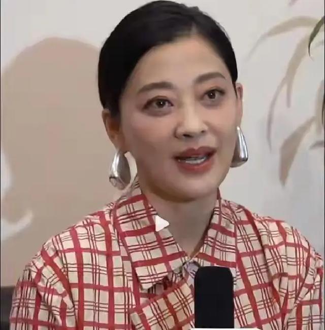 50岁梅婷南京被偶遇	，腰粗脸大肉眼泡，没有网上说的那么漂亮