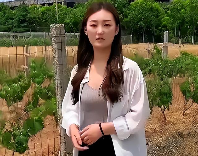 难怪陈亚男伤感	，再看大衣哥现儿媳，她跟人在处事上就差了两个字