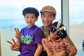 张歆艺袁弘带儿子澳洲度假，6岁四坨长得好高，五官像妈妈很帅气图片