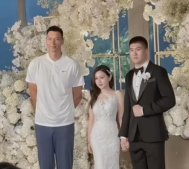 她是易建联的老板娘，身价40亿，后背纹身性感，年过40仍有韵味