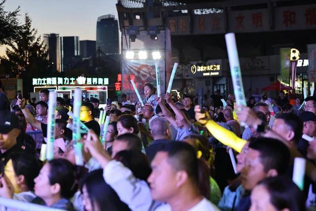 长春文旅街头音乐会，传统绝技与经典旋律点燃秋夜
