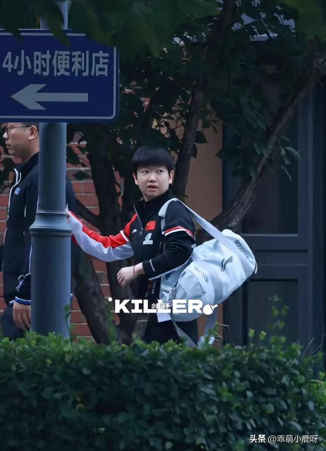 9.27孙颖莎主管教练邱贻可在给蒯曼指导，莎莎练体能！