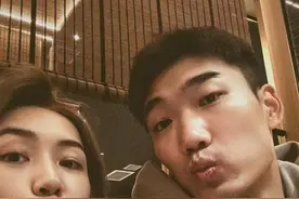 又一对体坛神仙眷侣！冬奥冠军高亭宇官宣恋情，女友同是速度滑冰运动员颜值超高，两人举金牌甜蜜合影图片