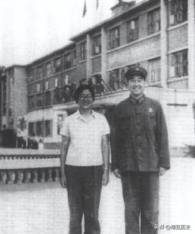 1966年	，李讷来北航探望姐姐，李敏单刀直入问：你来找我什么事？