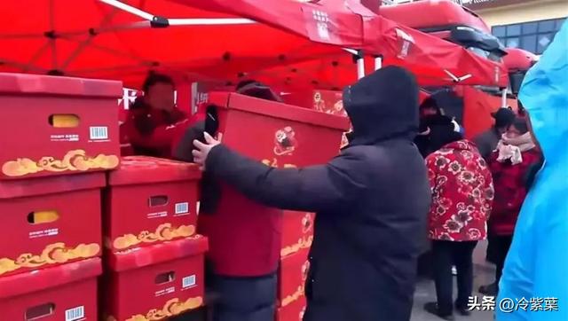 刘强东返乡发超万件年货，令人恶心的事却发生，父亲被人围堵塞信