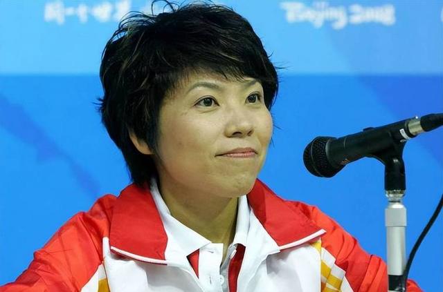 败光20亿、国籍问题、向洋人下跪，邓亚萍身上的标签到底是真是假