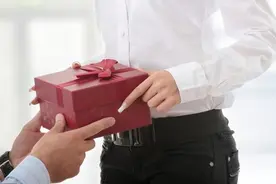 给领导送礼他说：都是自己人不搞这套，别说下不为例，高手这样做图片