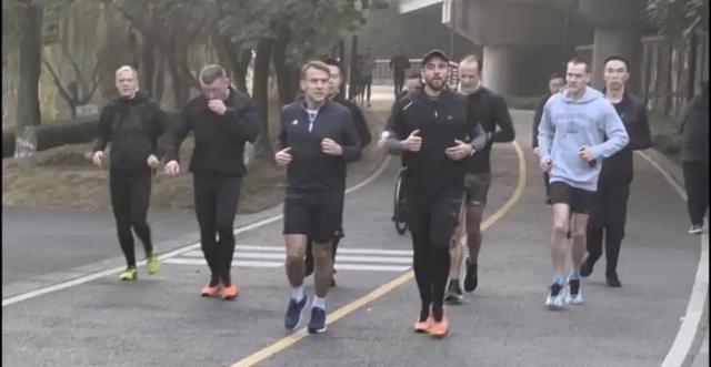 马克龙访华，一见中方接机代表就笑了，日本出牌果然不出中国所料