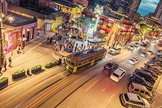 大连电车穿越东关街，不是电影民国拍摄场，是延续了一百年的真实