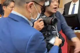 绿营民代锺佳滨推记者没事？粉专：美国NBA球星这样干损失百万美元图片