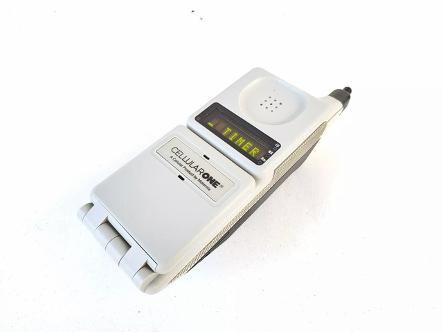 通信历史连载788-世界第一部下翻盖手机-摩托罗拉MicroTAC-1989年