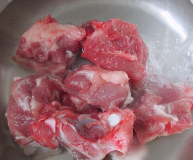 买猪肉，专挑这个部位，钙是排骨的几倍，价格低一半，营养又实惠