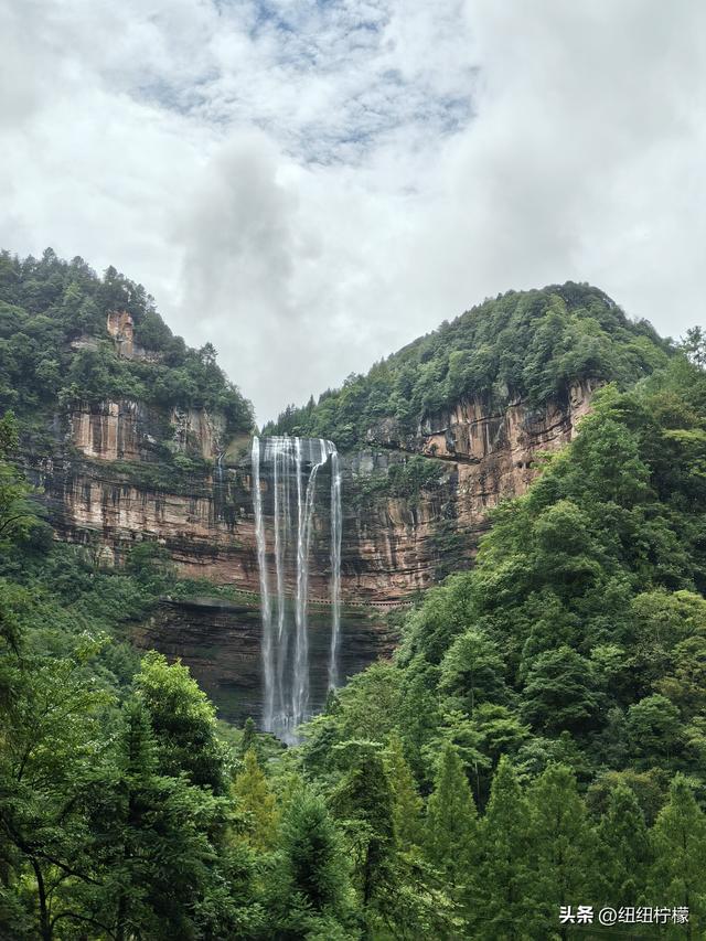 在江津四面山景区看了瀑布爬了梯，又坐了超级滑道听了潺潺流水声