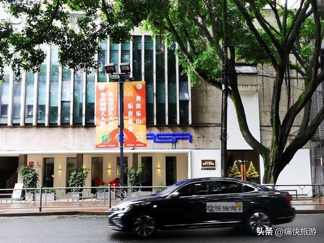 雨中漫步乐山城
