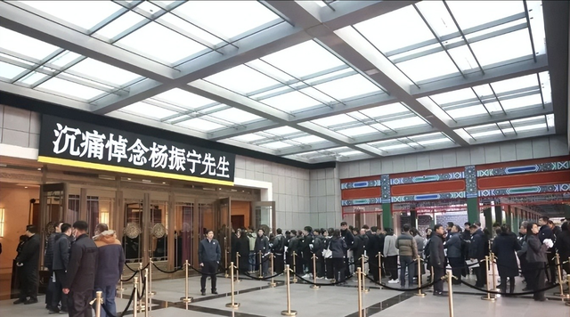 21年非议终成泪！杨振宁追悼会国旗盖身，翁帆站首位神情悲伤