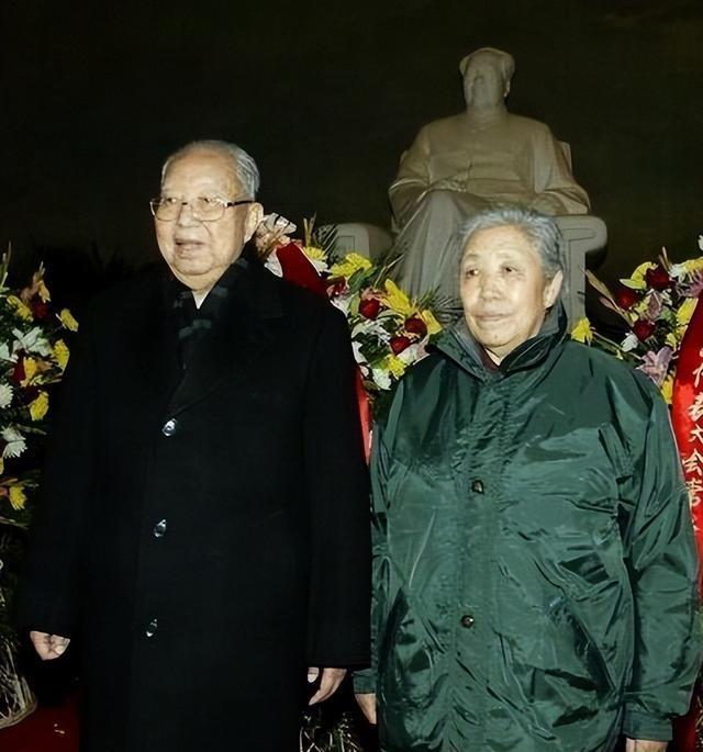 华国锋的夫人韩芝俊有多美？1961年的全家留影，30岁她端庄贤惠