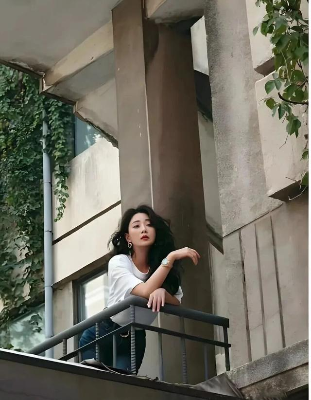 46岁殷桃的“豪宅	”又火了	，仅一院子就圈粉无数，那叫一个壮观！