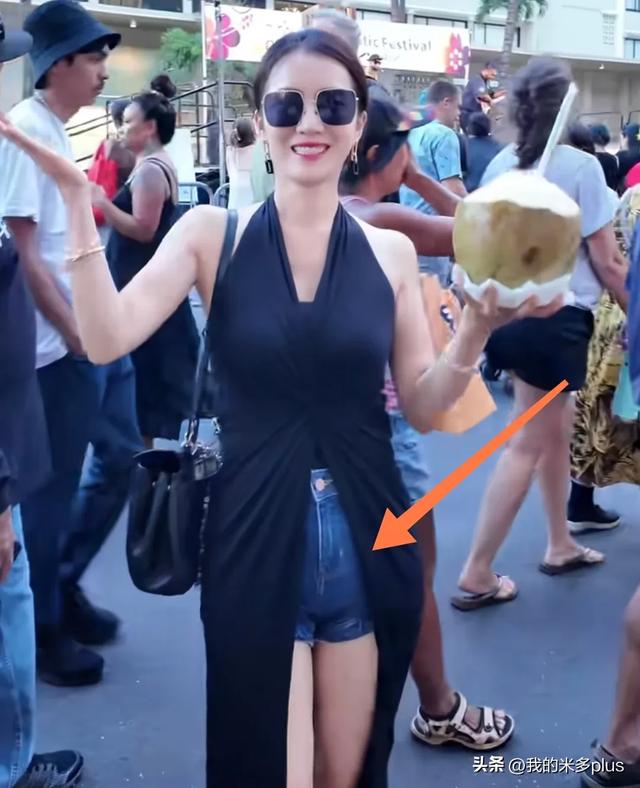 李念带3个孩子逛集市，小腹鼓起被疑怀四胎，13岁大女儿又瘦又高