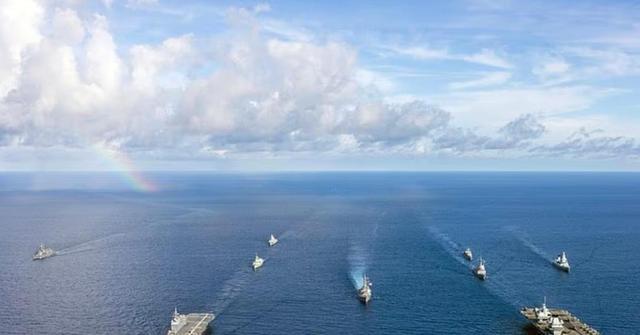 大阅兵刚结束，六国航母舰队开进东海，一艘055就能送进海底？