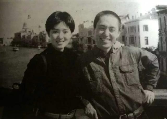 张艺谋和巩俐合影，张艺谋和陈婷合影，生理性喜欢显而易见