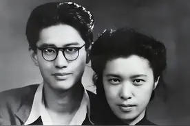 毛主席和乔冠华合影，抱着孩子穿着旗袍的美女，是乔冠华原配夫人图片