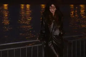 杨幂巴黎时装周造型来袭 穿一袭皮大衣秀美腿 总裁出街既视感图片