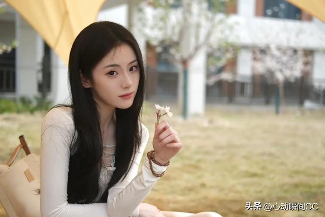 中传校花李乐涵，明眸摄人又有黑天鹅气质，妩媚到让人沦陷！