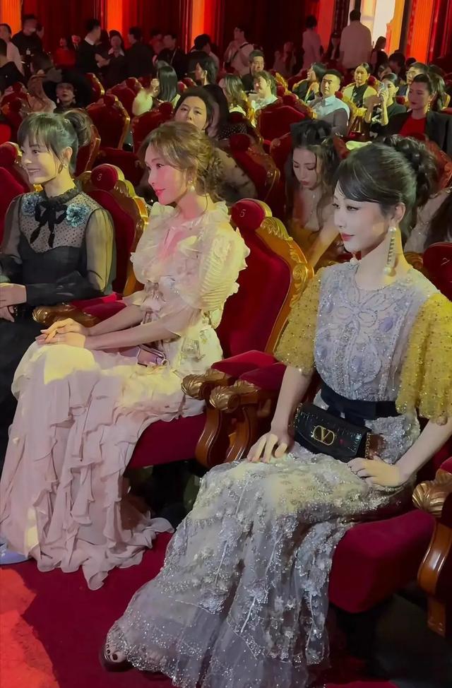 钟楚曦VOGUE盛典疯狂抢C，网友：野心一大坨，实力一丢丢！