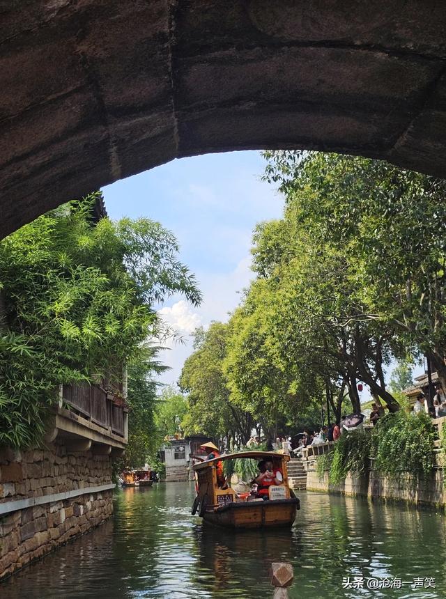 平江路的热闹，河里乌篷船歌声，街边卡拉OK歌声，石桥上吉他声