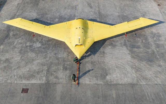 彩虹7无人机成功首飞，外形十分科幻	，堪称迷你版轰20