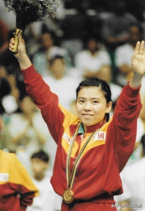 败光20亿、向洋人下跪、国籍成谜，邓亚萍身上的标签到底是真是假