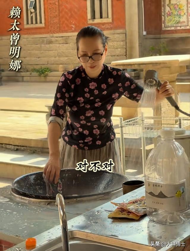 赖昌星妻子曾明娜晒老宅近况：独居3000平庭院，一个人做饭弄花草