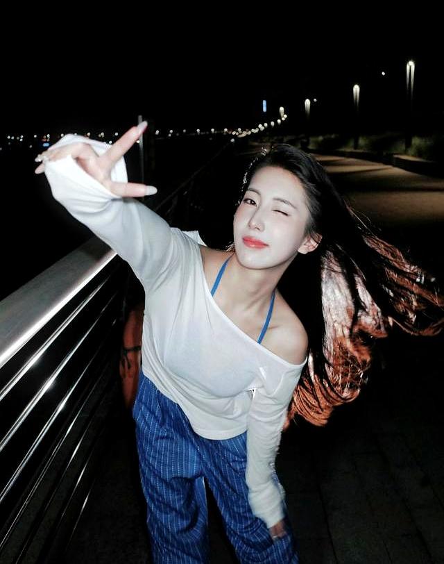 夜海风情：露肩与条纹的随性潮搭