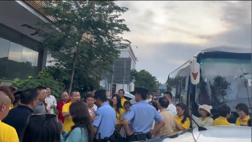 后续！129人云南游被甩服务区，知情人曝真相，难怪司机如此嚣张