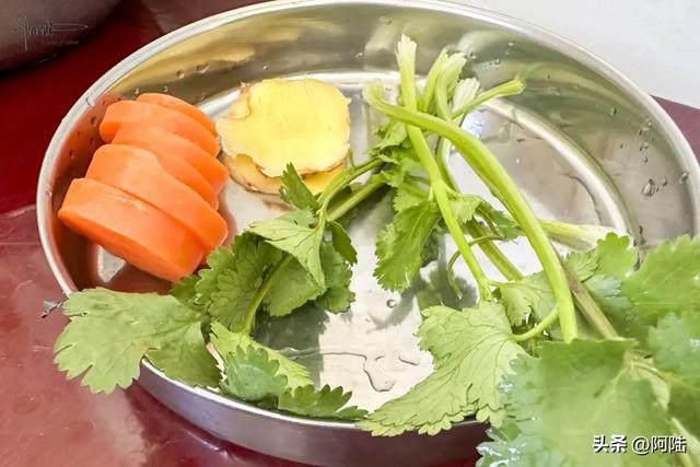 旅居大理,偶尔也会自己动动手,最近做的是它:排骨芋艿汤