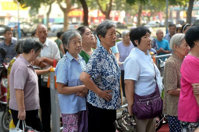 中国将迎来“死亡高峰期”：一代人集体老去，人口天平彻底倾斜