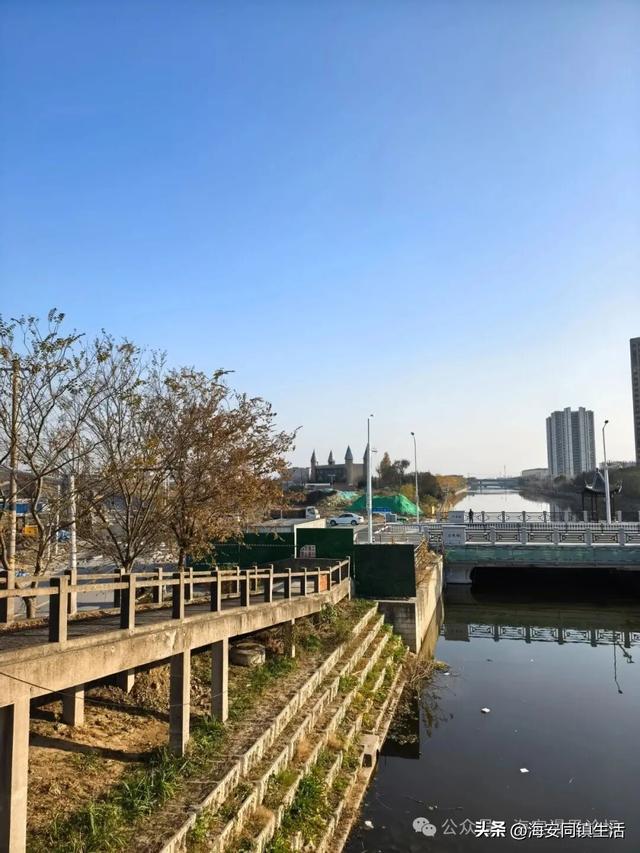 在海安新立发桥上看看老通扬河的水，回味春秋风云！