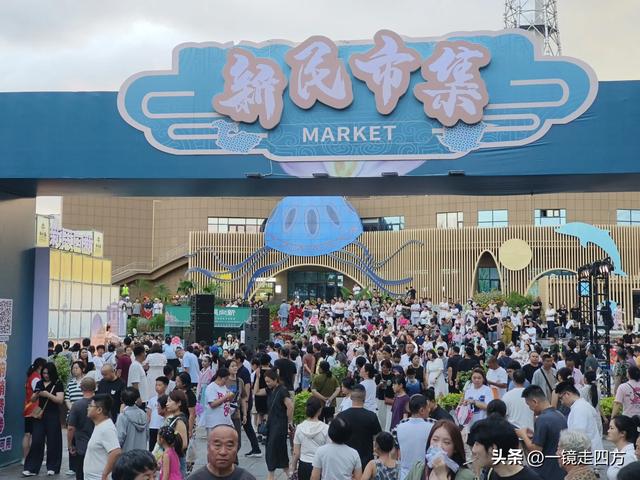 周末16点，长春新民大街又准时变身步行街，市集和舞台开放